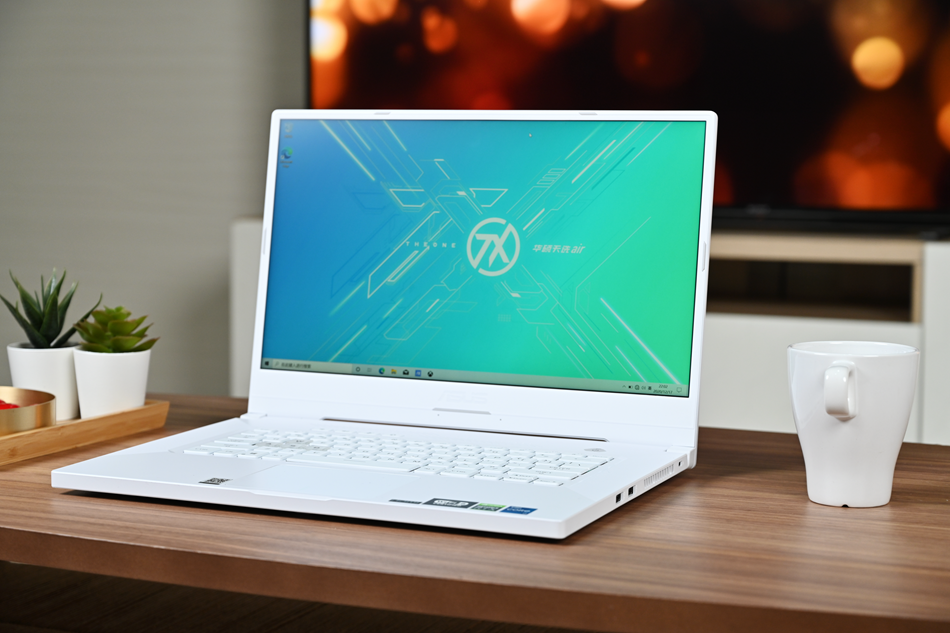 华硕天选air笔记本图赏一袭白衣配上机甲线条令人动情