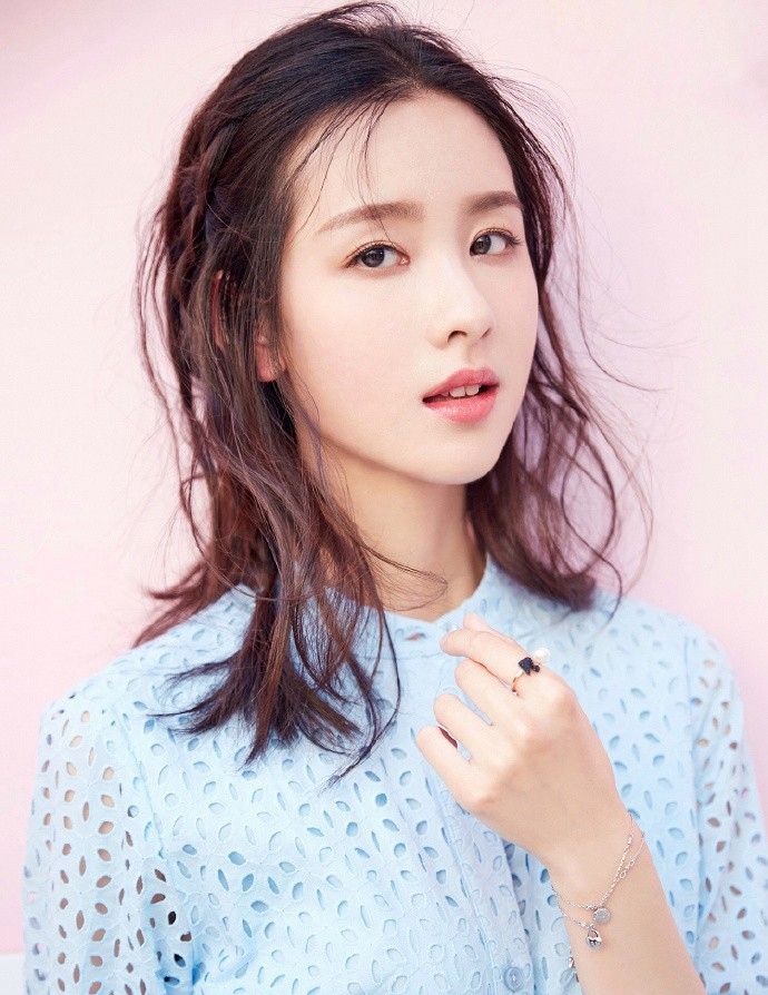 12张陈都灵最美写真照,清新甜美,不愧为校花女神,初恋的感觉!