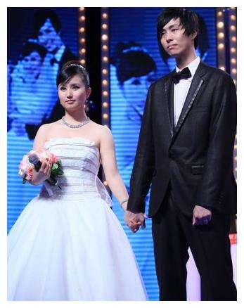 主持人伏玟晓近照变样,二婚嫁富豪现独自带娃,家中杂乱又寒酸__财经