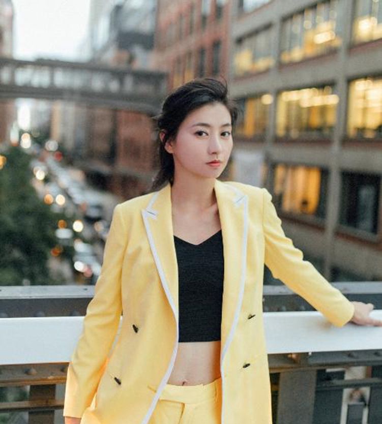 斓曦,美得不低调举止间大气优雅,干练十足也很自信!