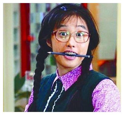 身穿那稀奇古怪的土衣,头戴眼镜,头戴钢丝绳,戏里,她扎着两个麻花辫