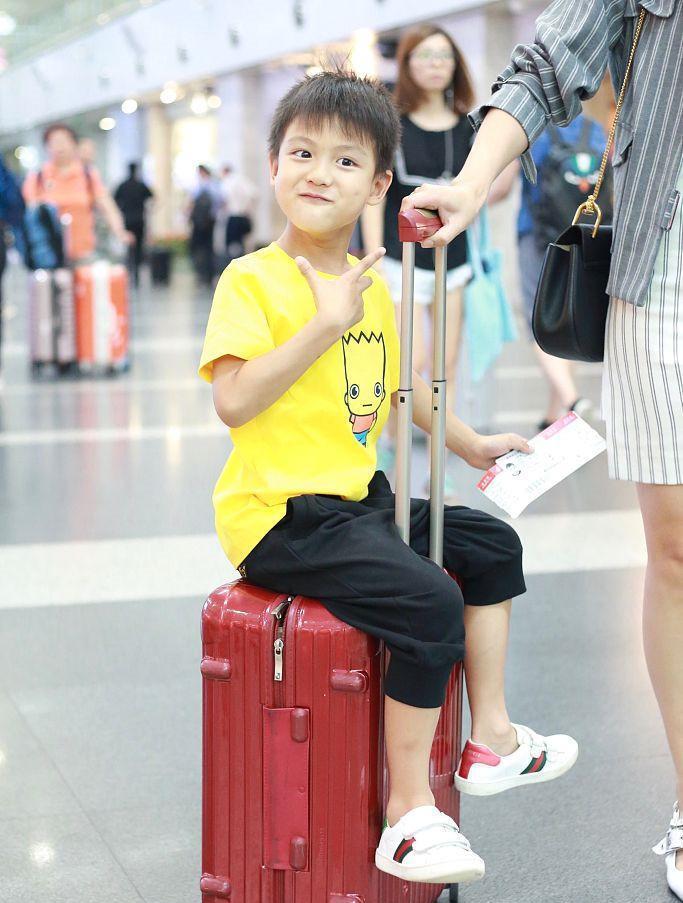 叶一茜带"小田亮"现身,条纹裙穿出少女身材,小亮仔越长越像爸