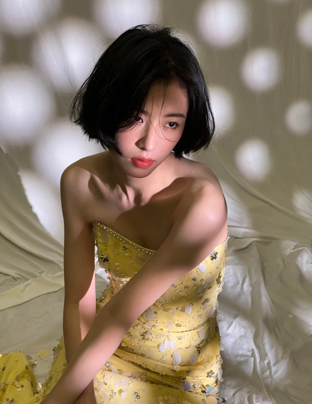 周雨彤身着jenny packham黄色抹胸珠片礼服出席年度盛典活动