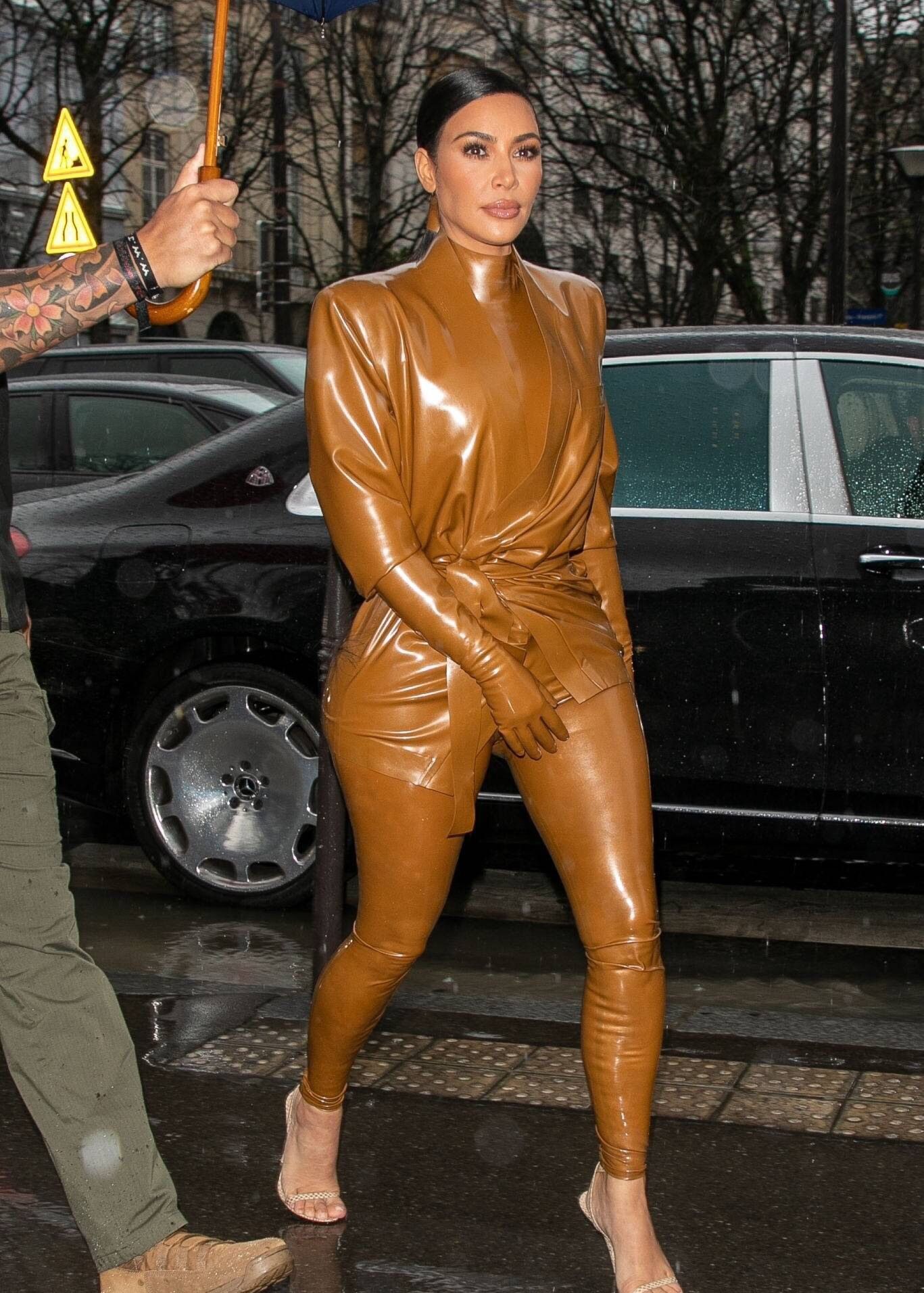 金卡戴珊Kim Kardashian 一身白在洛杉矶外出的街拍|街拍|洛杉矶|抹胸_新浪新闻