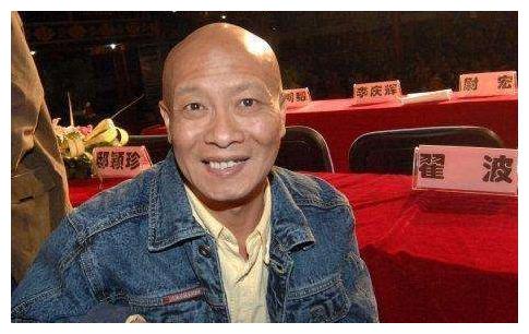 因为在此之前,翟波就因为出了车祸几乎丧失所有记忆了,潘长江看到昔日