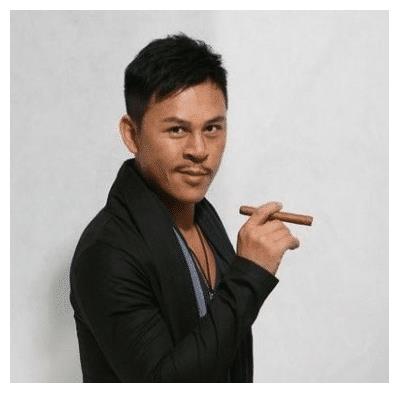 并一手捧起来的,他叫释行宇,是一位有真功夫在身的武打明星