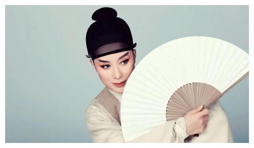 越剧第一女小生茅威涛,有一个宠爱她的老公,还有一个可爱的女儿