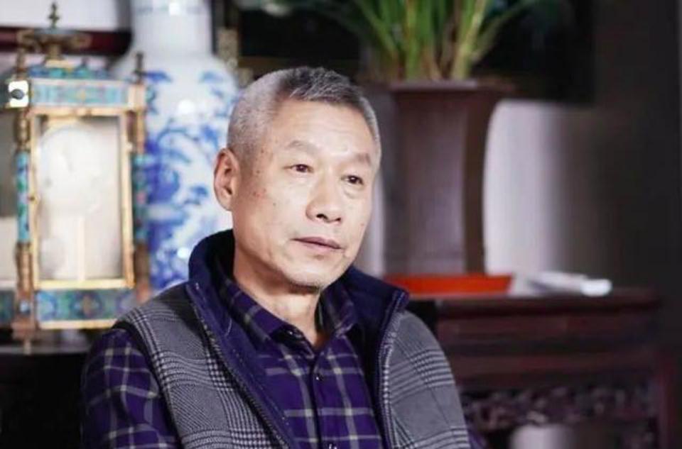 62岁老戏骨刘佩琦和年轻美女一起，模样大变险认不出！__财经头条