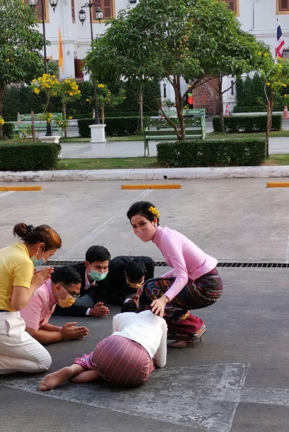 漂亮的诗尼娜贵妃越来越有魅力，去寺庙祈福巧遇崇拜她的粉丝休闲区蓝鸢梦想 - Www.slyday.coM