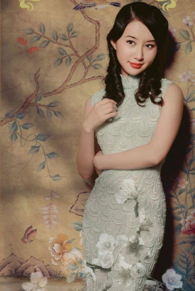张小斐厉害了,身穿墨绿色印花旗袍,诠释了东方女性的美