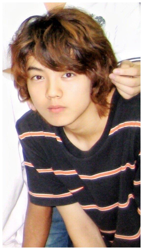 鹿晗出道前旧照登热搜榜首,"非主流"造型缺乏男子汉气概