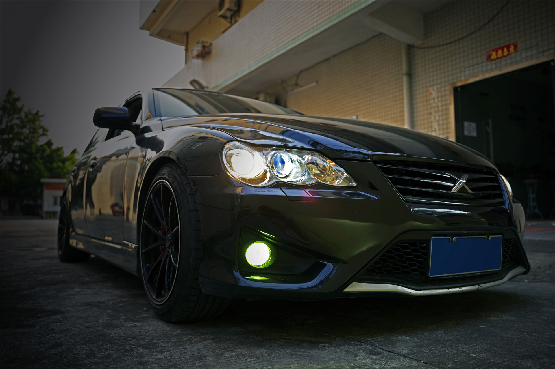 广州改灯,锐志车灯升级,原车灯老化严重改装激光大灯点亮黑夜!