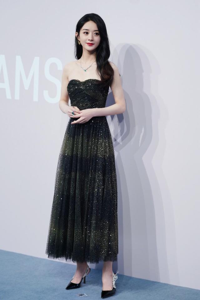 赵丽颖穿星河渐变抹胸裙秀肩颈,线条叉腰浅笑妩媚撩发尽显魅力!