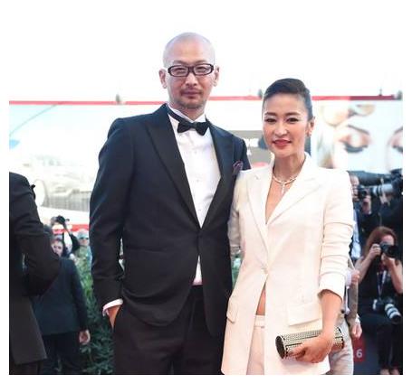 管虎与马伊琍分手后,另娶前妻好友,结婚15夫唱妇随儿女双全