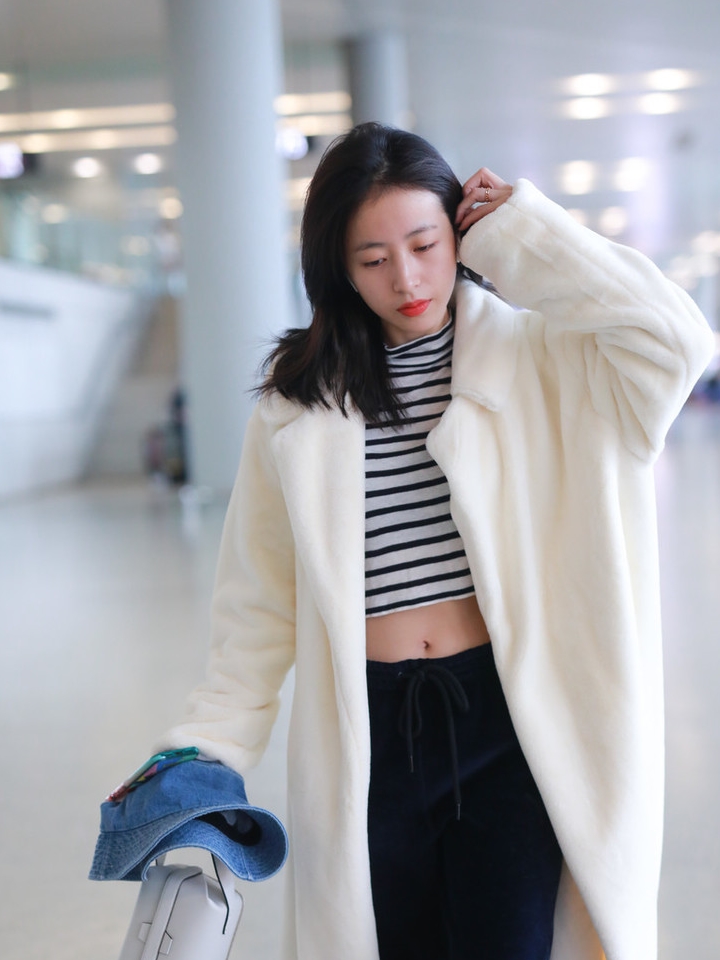 周雨彤潇洒走机场白色羊羔毛大气优雅露脐装秀傲人马甲线