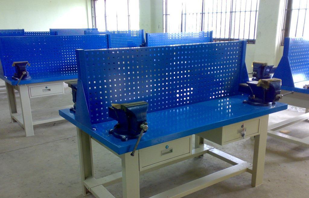 钳工工作台也称钳台或钳桌,是钳工专用的工作台,台