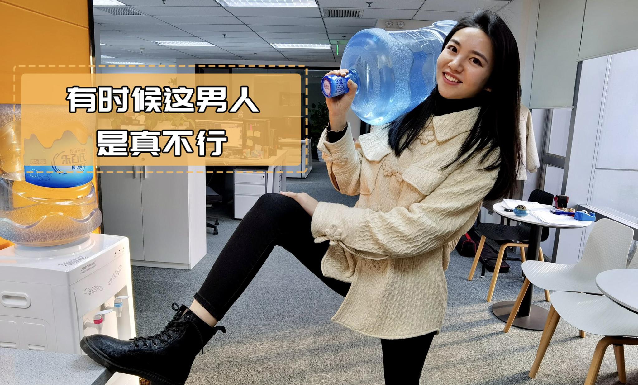 "女汉子"轻松换水不是问题,以后你们的水我承包了.