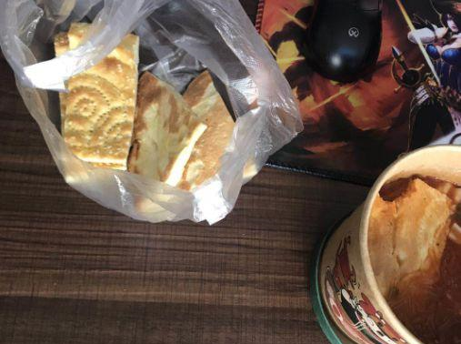 周末在公司加班，5个人的饭菜各不相同，你猜哪一份是美女的午餐休闲区蓝鸢梦想 - Www.slyday.coM