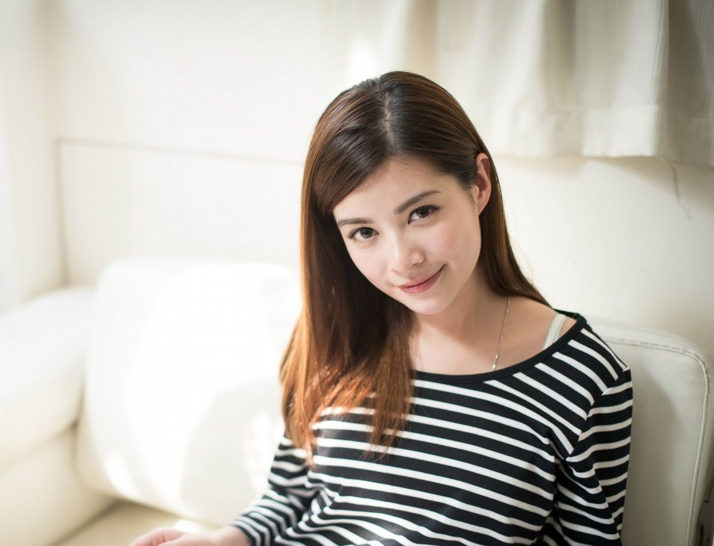 时尚穿搭推荐:美女林晓梅清新写真,条纹上衣魅力十足