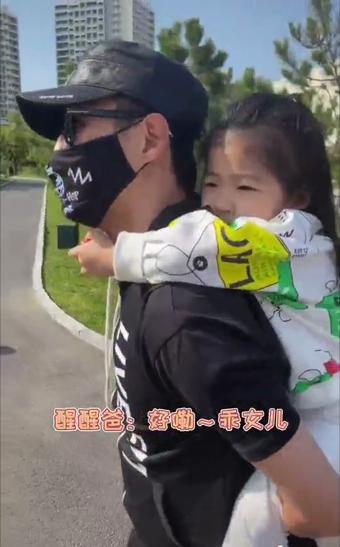 章子怡晒全家旅行照醒醒走累撒娇要爸爸背汪峰满脸宠溺看妻女