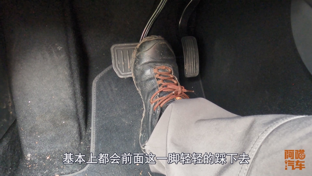 油门好踩刹车可没那么容易不会踩刹车都别说自己是合格的司机