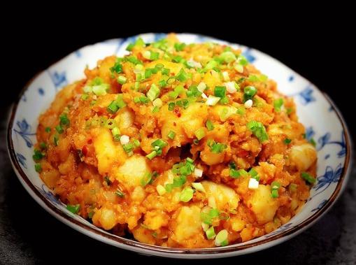 土豆泥,炒制的过程中要加入少许清水