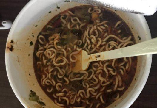 周末在公司加班，5个人的饭菜各不相同，你猜哪一份是美女的午餐休闲区蓝鸢梦想 - Www.slyday.coM