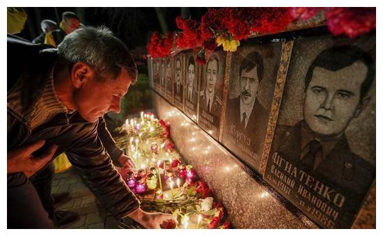 核电站被爆炸冲击后,泄露出的核辐射强度非常高,大约为每小时15毫伦琴