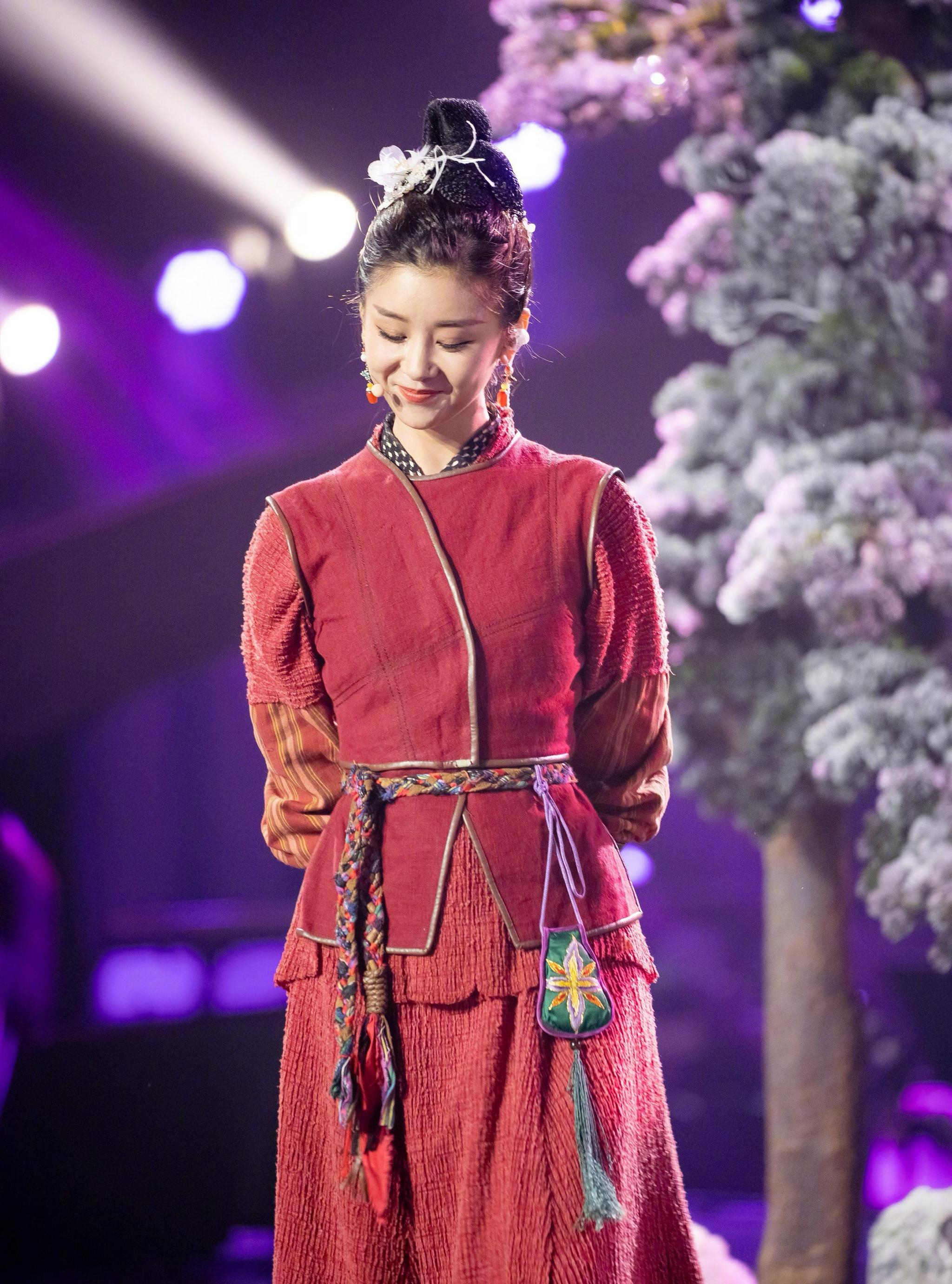 李小萌气质开挂,穿枣红古风裙演绎侠女风范,圆脸嘟嘴惹人怜爱