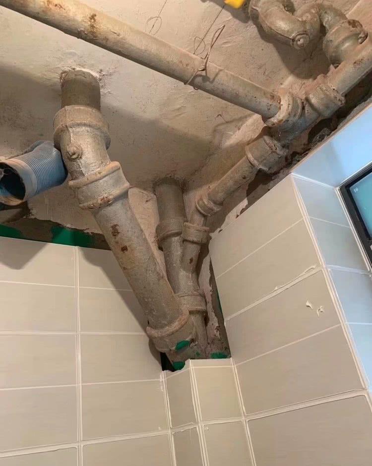 洗衣机放阳台,装修改造下水要注意,做不好会往外溢水