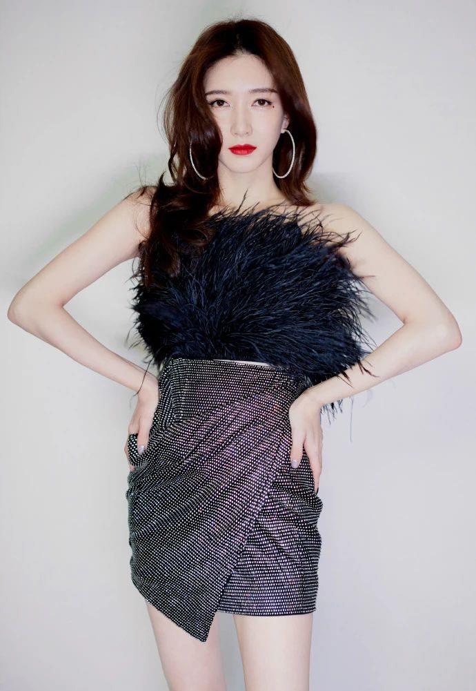 江疏影露脐装配紧身短裤看不到一点赘肉