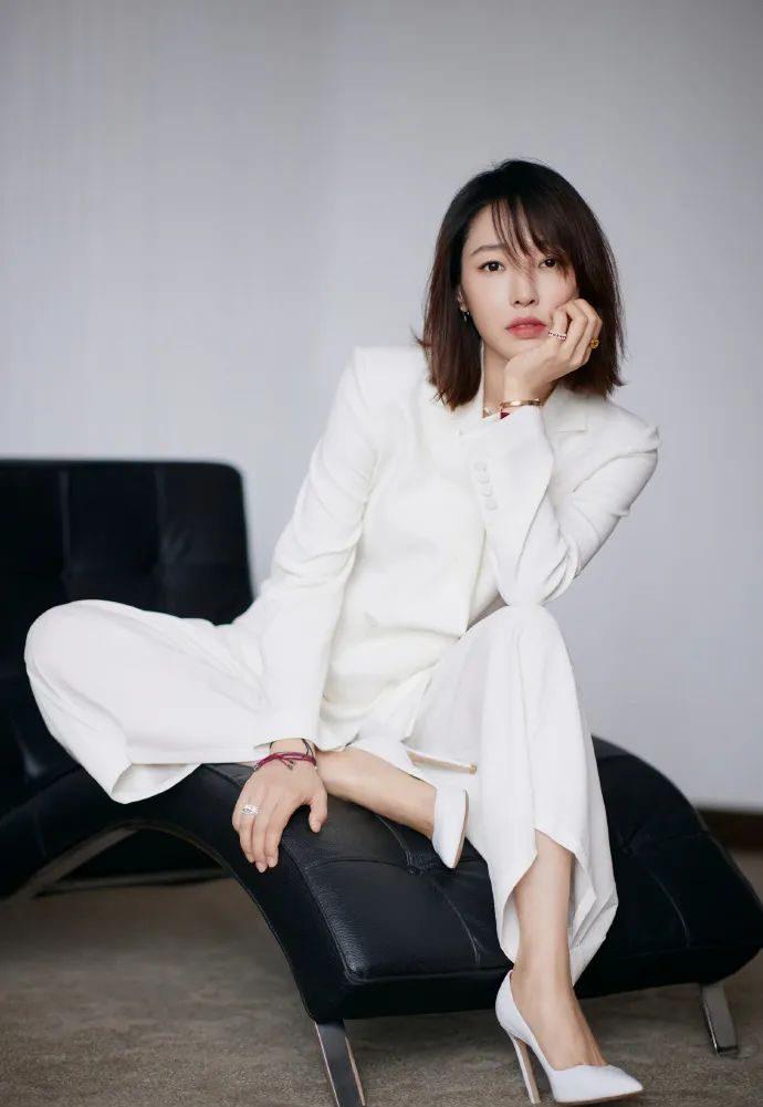 白百何穿白西装看着愈发年轻了