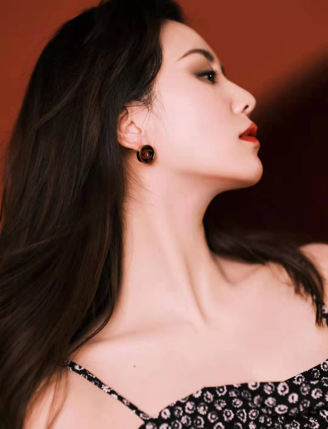 凌乱的秀发配上略有些高傲的眼神,细腰薄背,若