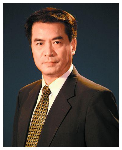 凭借自己的精湛的演技,把老干部的形象刻画的深入人心.