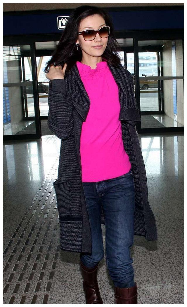 其实普通裤子也能营造出"绑腿裤"的效果,像李嘉欣牛仔裤和长靴组合的