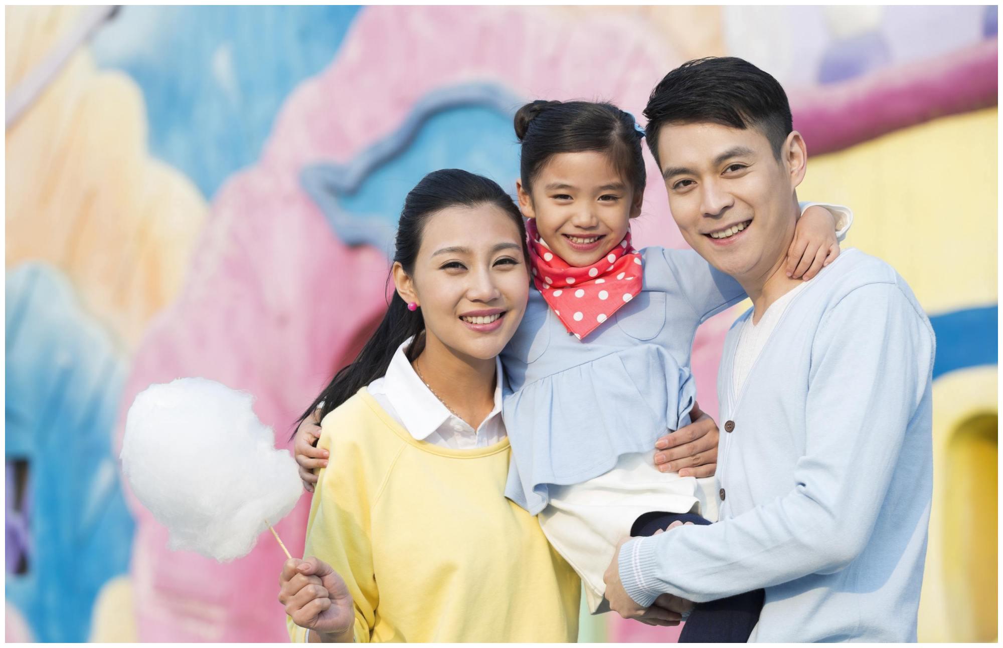 家长教育小孩时,对小孩的教育态度和观点不一致,对小孩影响重大