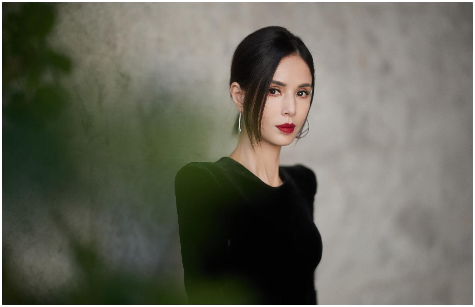 54岁李若彤为显嫩化网红妆,现场图曝光面容苍白很僵硬