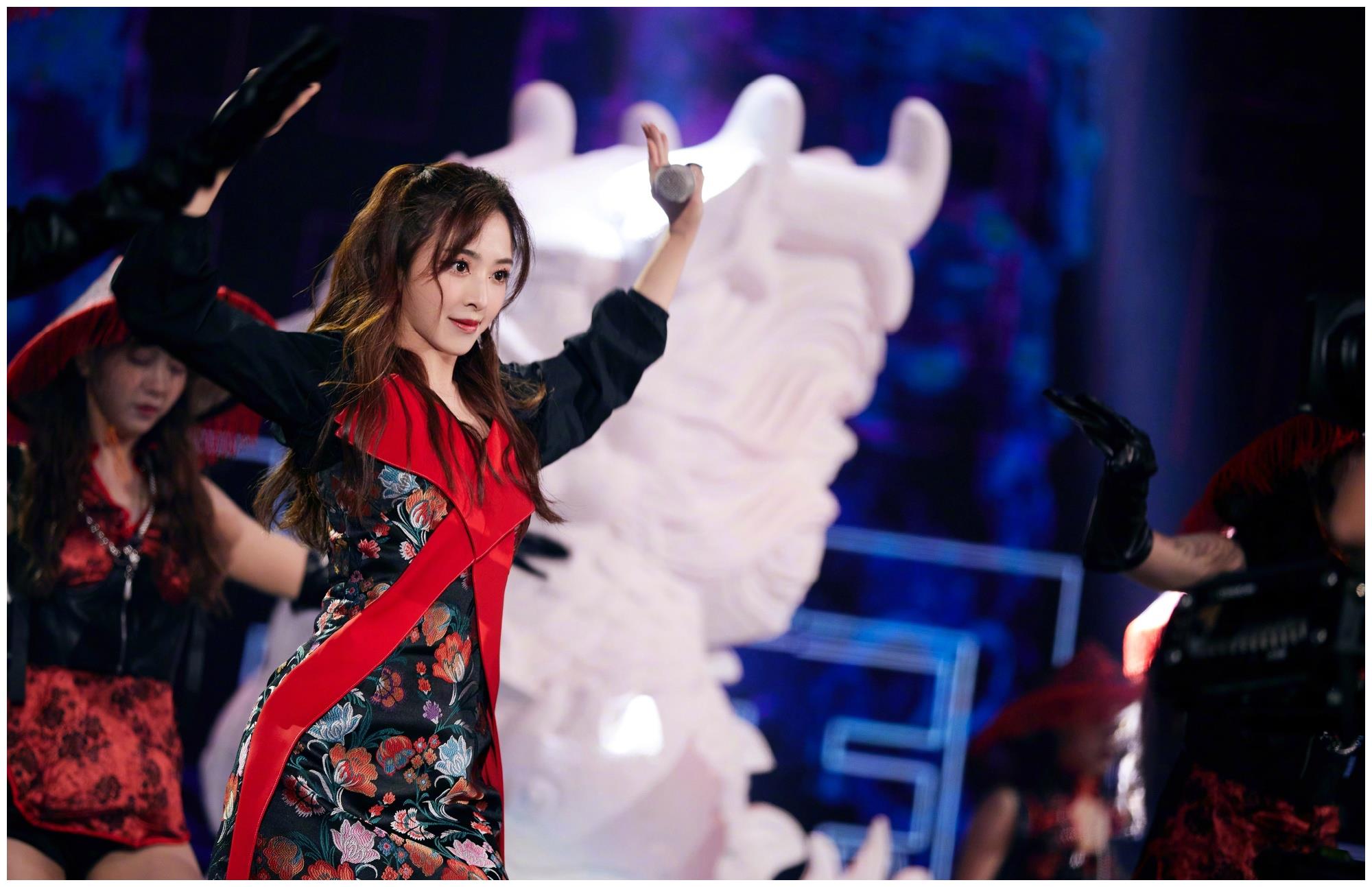 近期张含韵参加了《姐姐的爱乐之城》录制,还多次登上跨年晚会的舞台