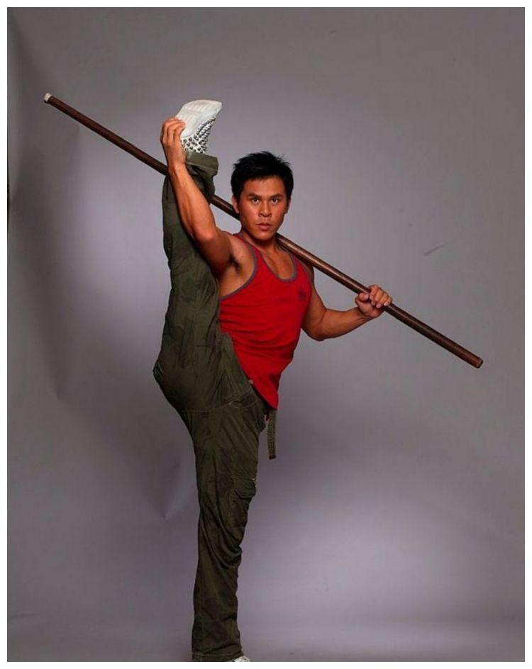 身手不输李连杰25岁被周星驰选中终成第四代功夫明星