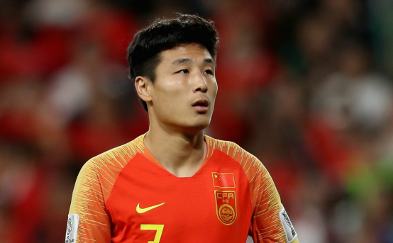 足坛人生赢家武磊,梅开二度助国足绝杀越南,还娶了个美女妻子