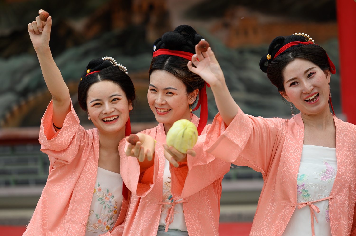 端午节山西上演汉服传统礼仪,沐兰汤,点雄黄吸引市民参与