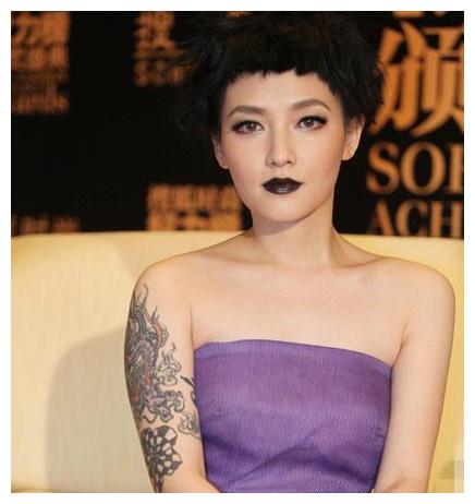 穿舌环,纹花臂,为自由摘子宫,疯狂的范晓萱为何受周迅的青睐?