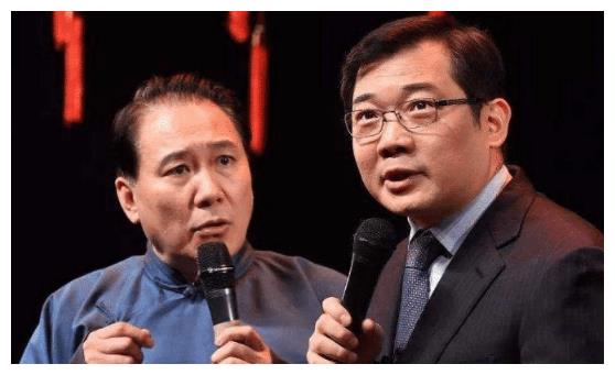 相声演员大兵收徒现场排场大，徒弟们跪成一排恭敬磕头，也太壮观