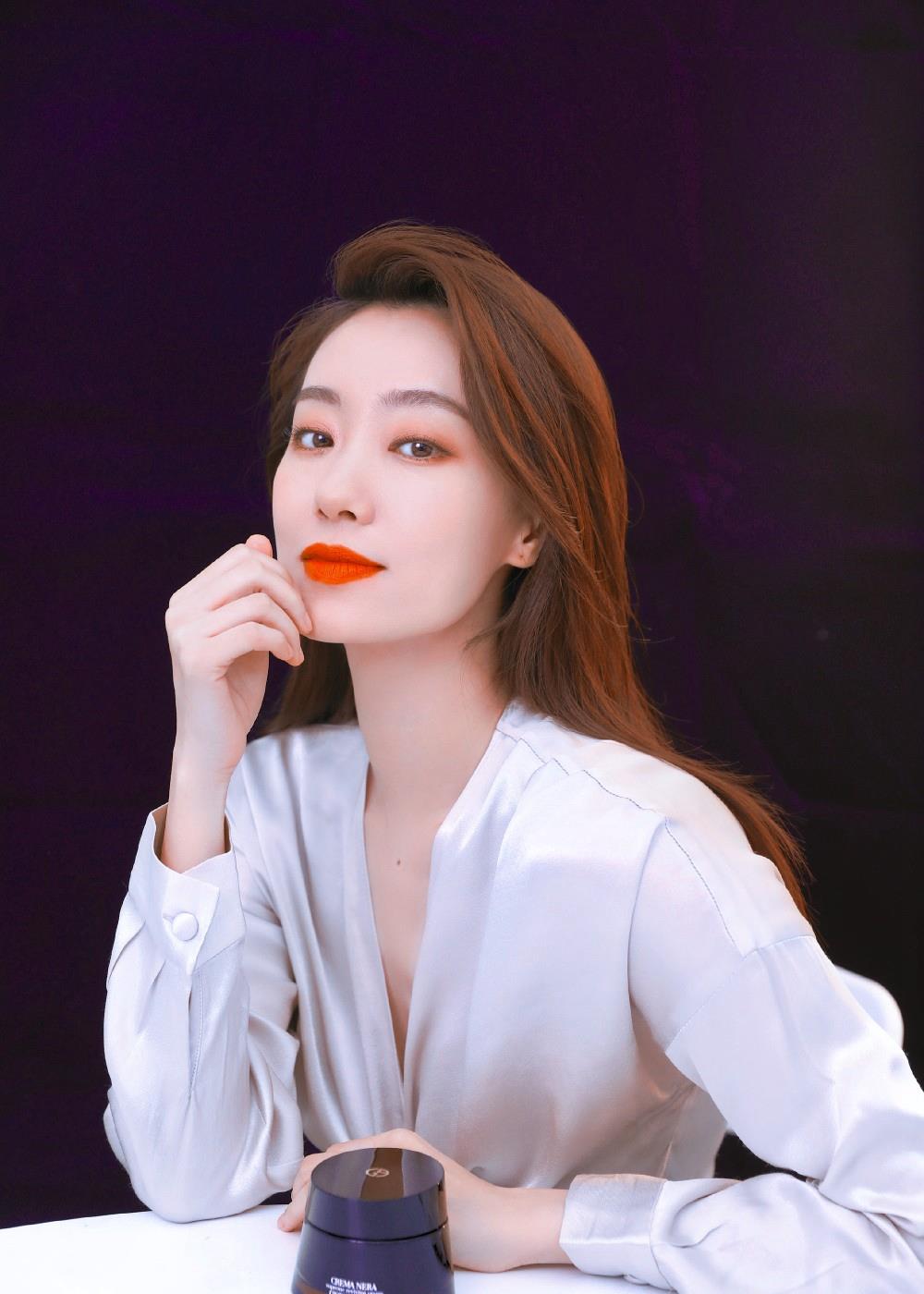 张小斐知性上半身美照