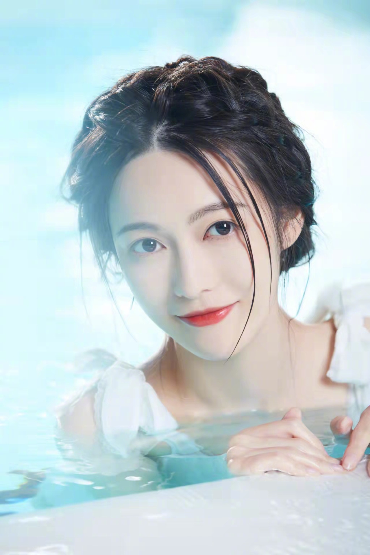 陆婷玉最新写真,真"水灵灵"既视感,纱裙优雅,泳衣俏皮__财经头条