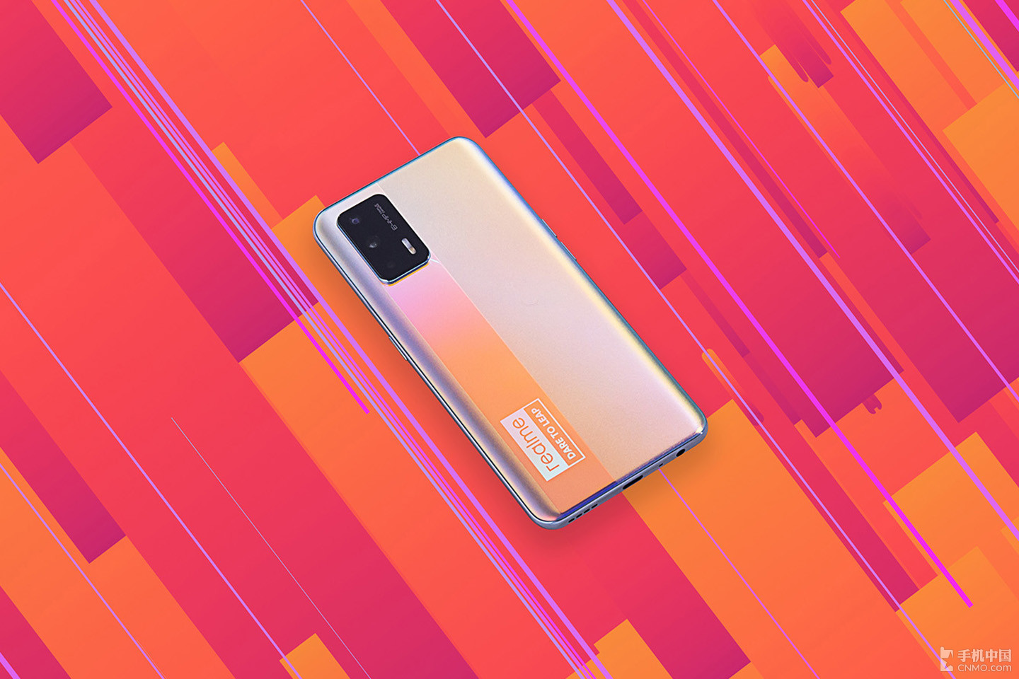 在哑面中,真我gt neo还做了一条光面色带,在手感和颜色上都进行了明显