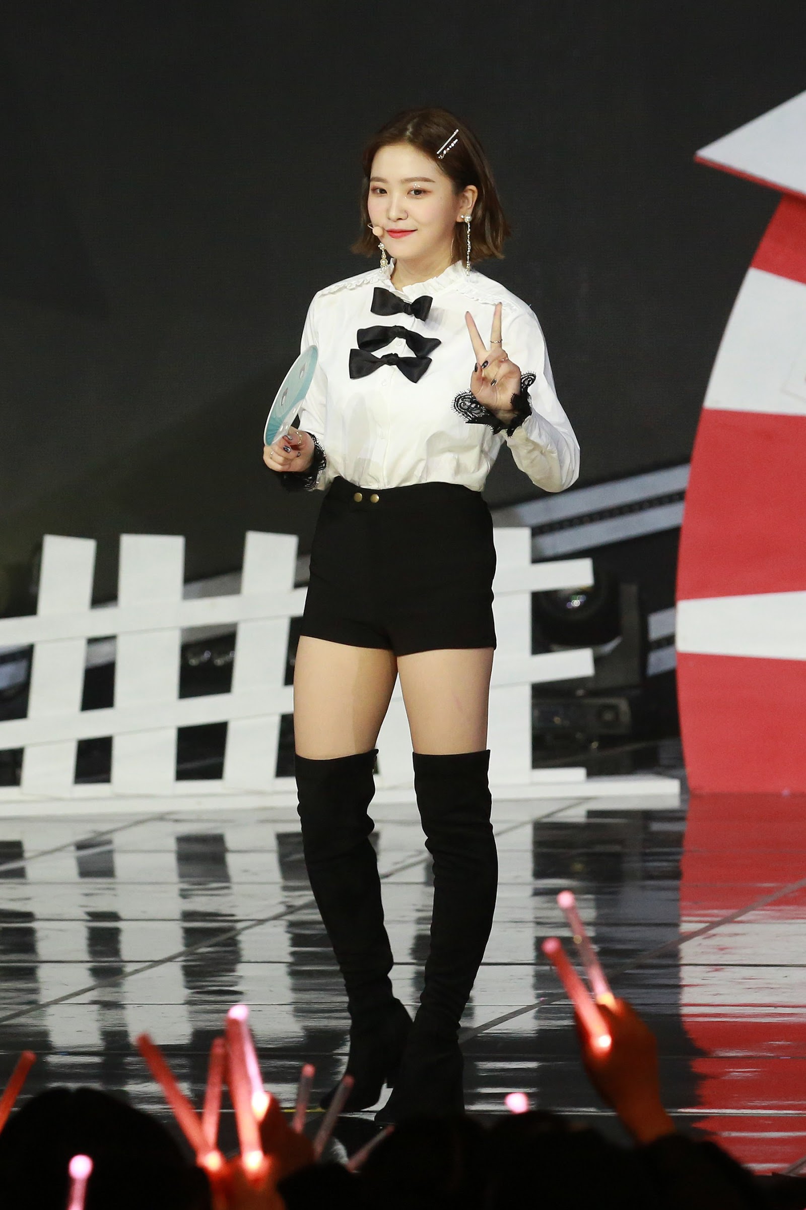 Red Velvet金艺琳的高筒靴使她的腿看起来很好