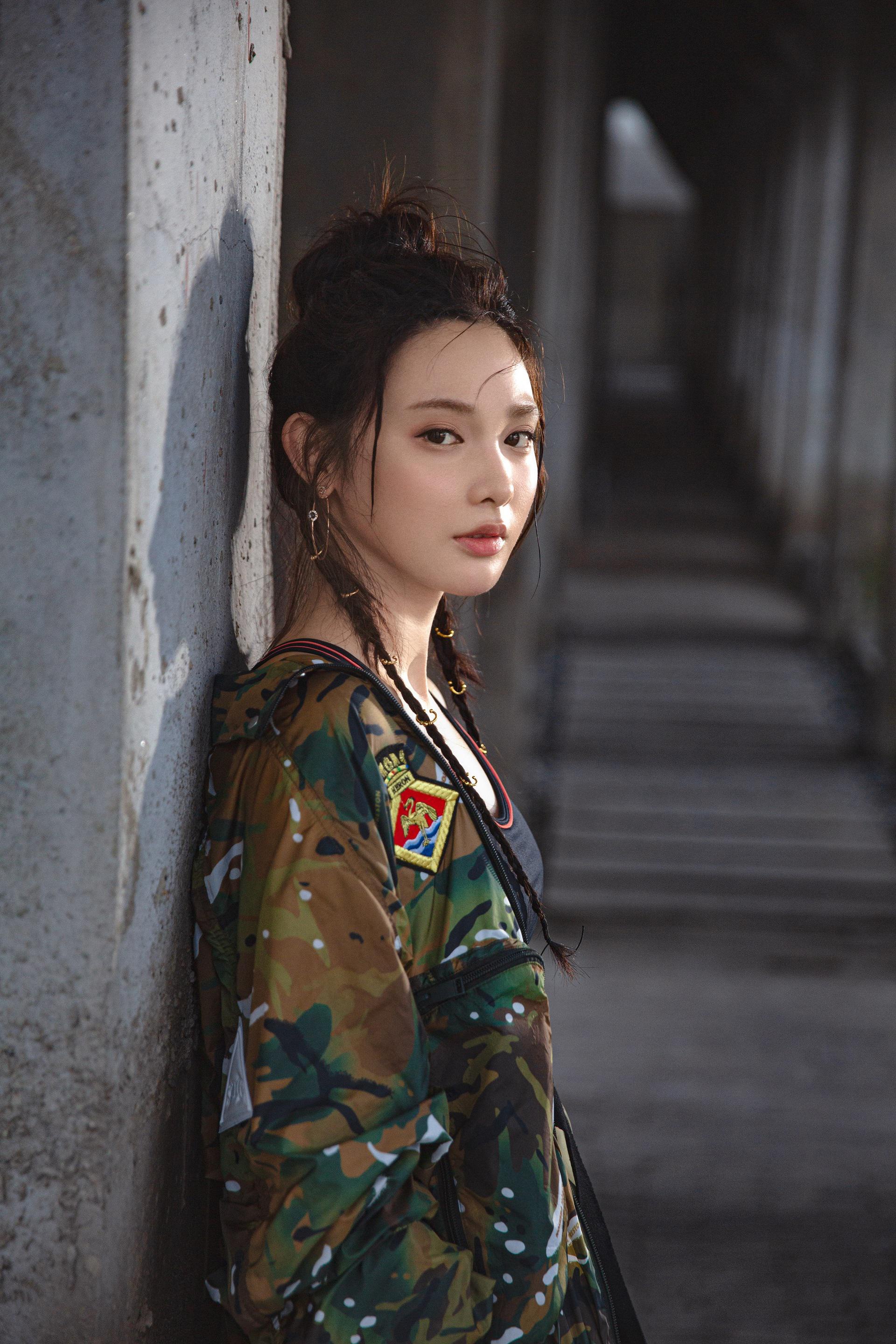 彭小苒迷彩写真公开,金色发坠时尚吸睛,上演慵懒"歪头杀"