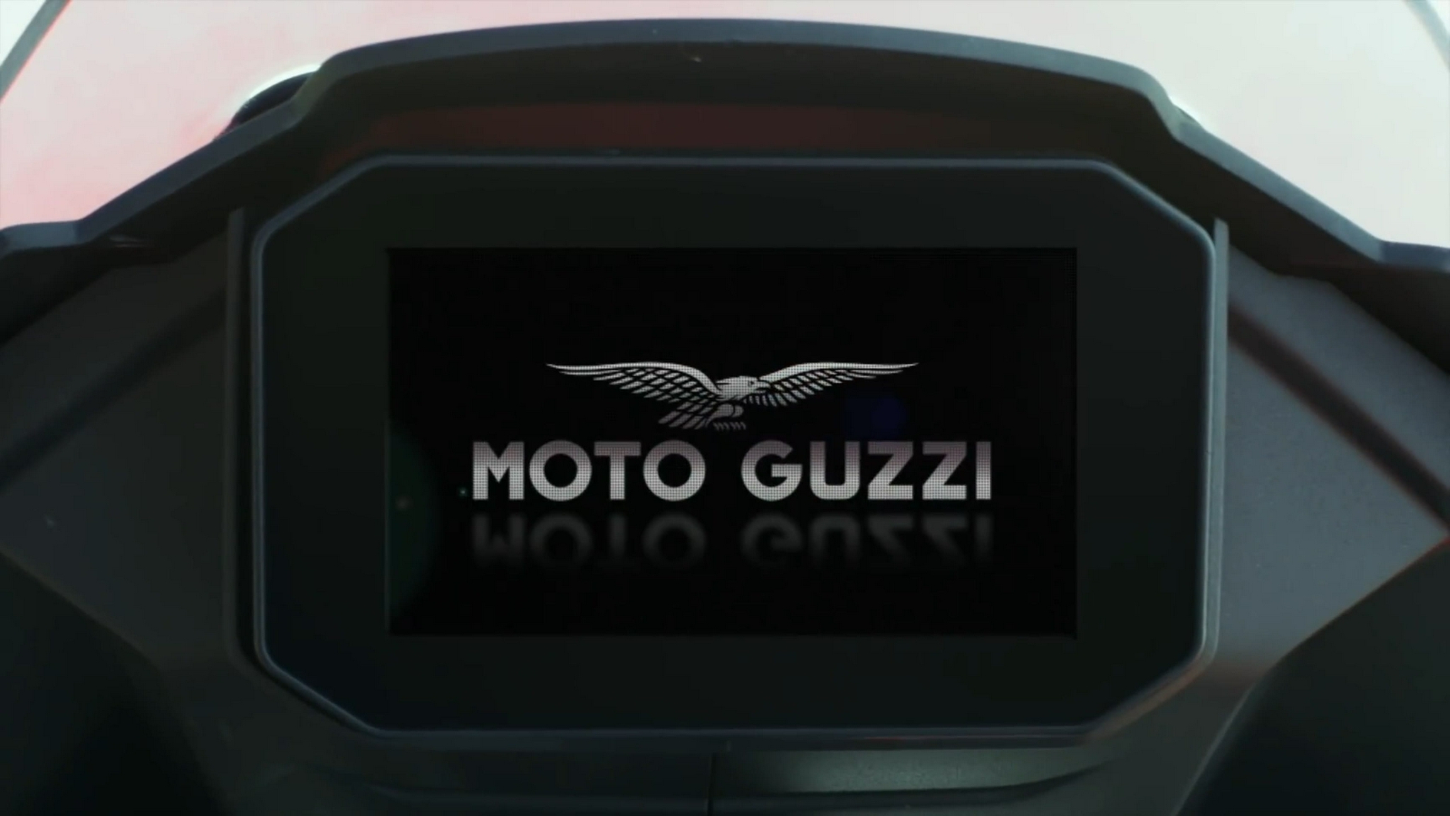 电动风挡,主动空气套件,摩托古兹v100海外亮相