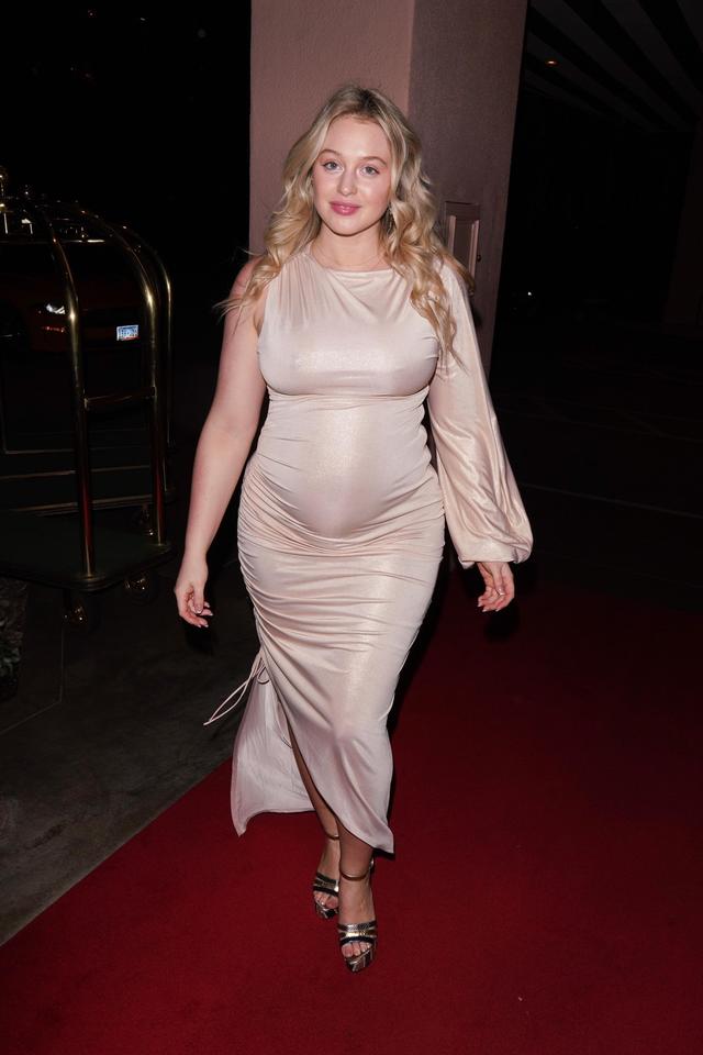 大码模特劳伦斯,穿紧身裙走红毯,挺孕肚被赞敬业